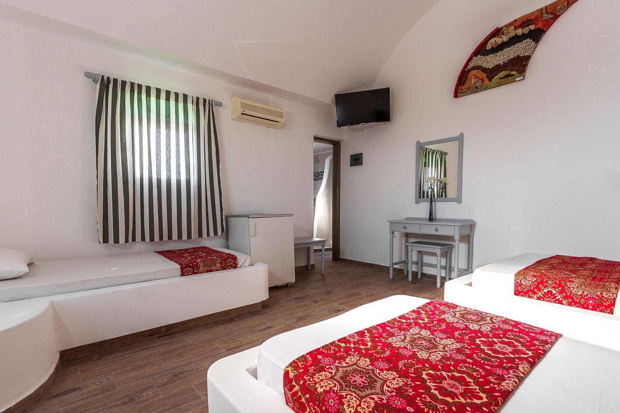 Iliovasilema Santorini Hotel 3*
