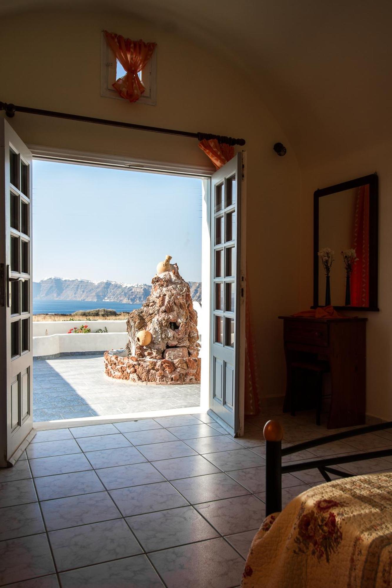 Hotel Iliovasilema Santorini 3*